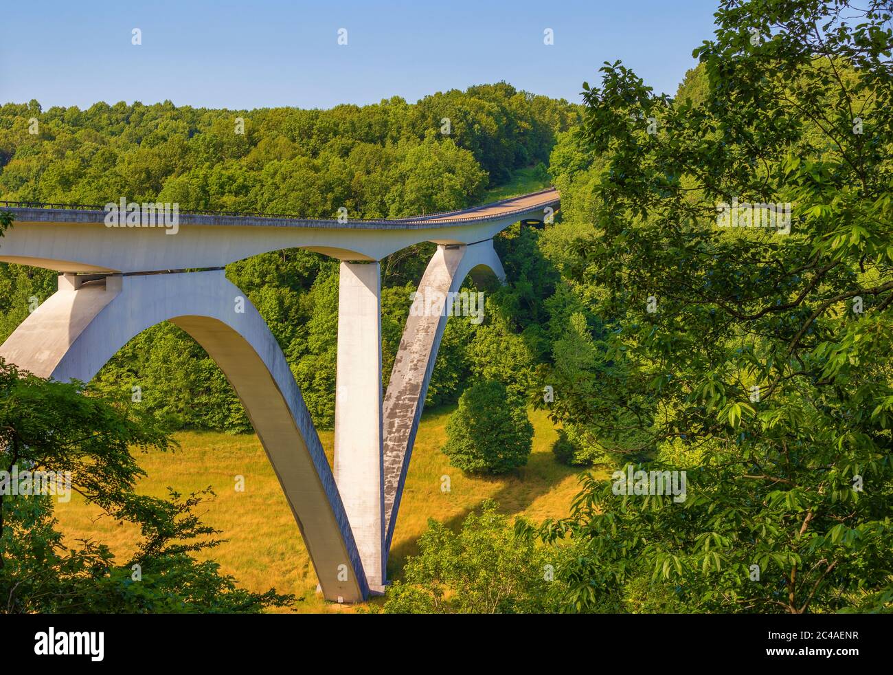 Die Natchez Trace Parkway Bridge ist ein Doppelbogenbau am Beginn der historischen Route in Tennessee. Stockfoto