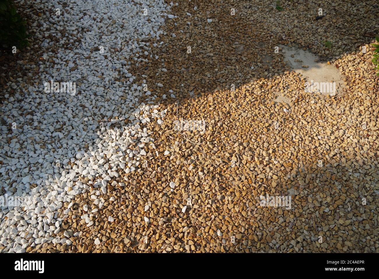 Braun und Weiß Kiesstein Textur für Hintergrund. Die Textur von braunen Kiessteinen. Stockfoto