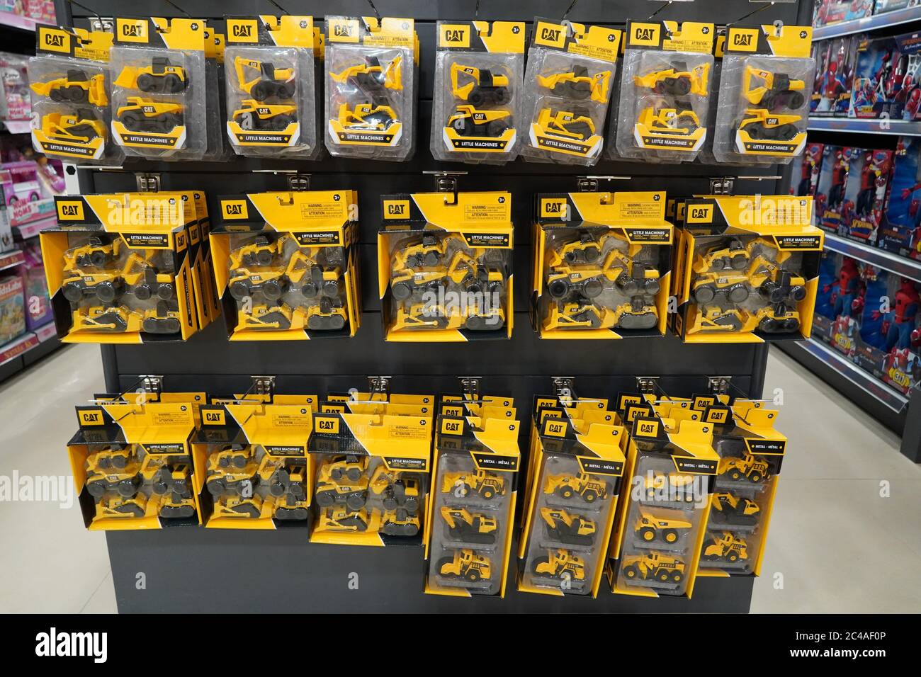 Dubai UAE Dezember 2019 - EINE Sammlung von CAT Bagger und LKW-Spielzeug im Toys Store. Spielzeug hängen im Geschäft zum Verkauf. KATZENMARKE Spielzeug in einem Spielwarenladen. Stockfoto