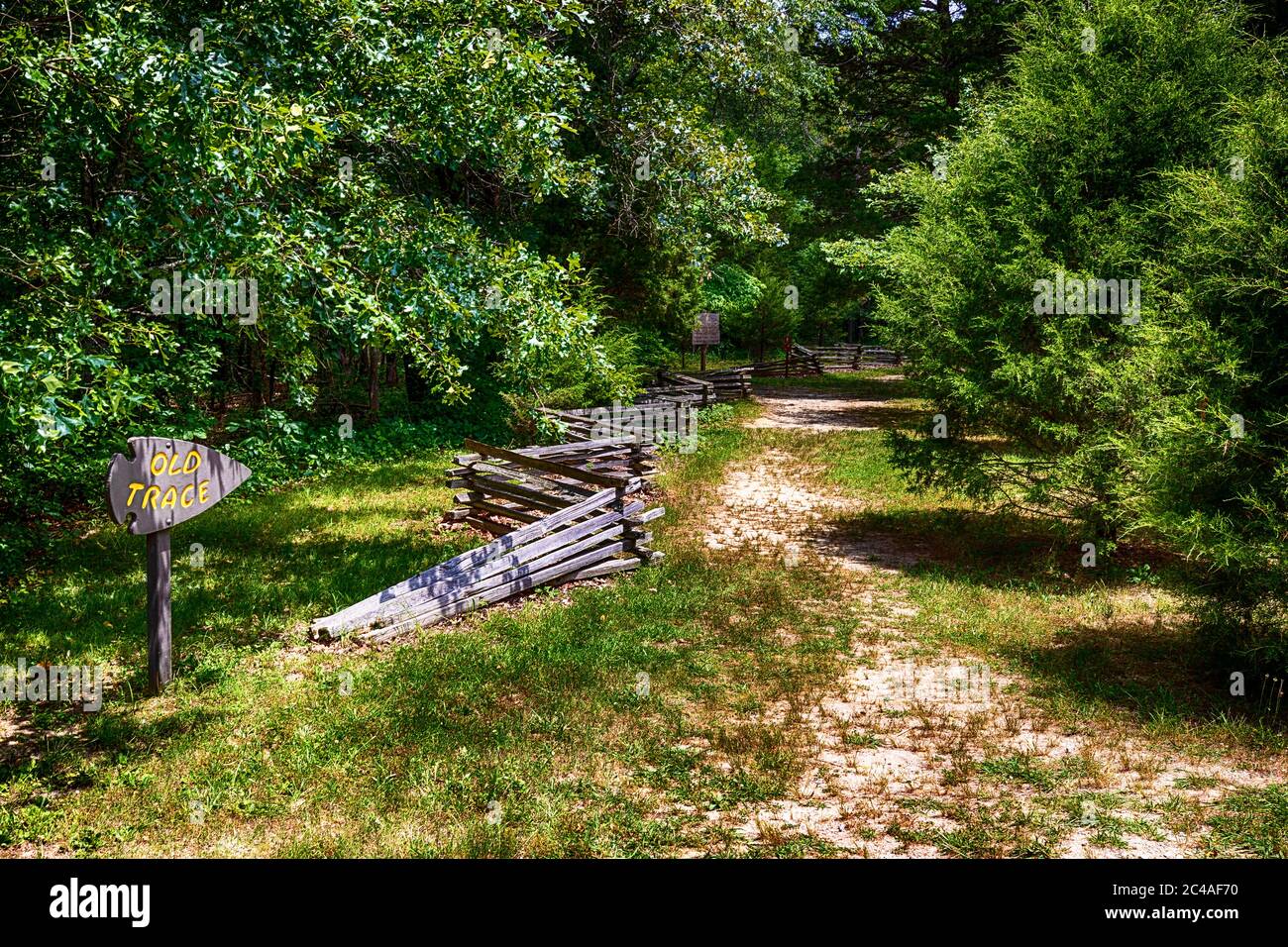 Ein Teil des ursprünglichen Natchez Trace Trail in Tennessee wird von einem geteilten Zaun umzäunt. Stockfoto