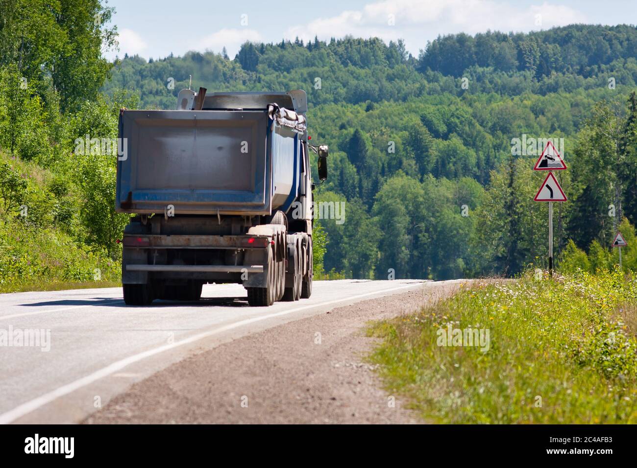 LKW fährt die Straße hinunter Stockfoto