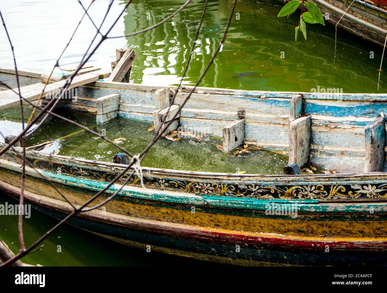 Altes Boot verfällt und ertrunken im See Stockfoto