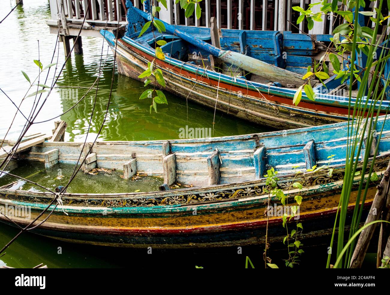 Altes Boot verfällt und ertrunken im See Stockfoto