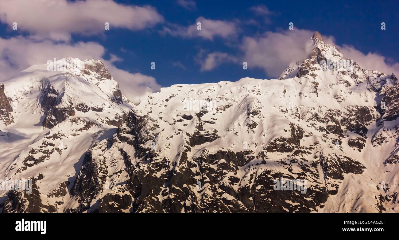 Ein Blick auf die Schultern des schneebedeckten Kinner Kailash Gebirges vom Dorf Kalpa in Kinnaur. Stockfoto