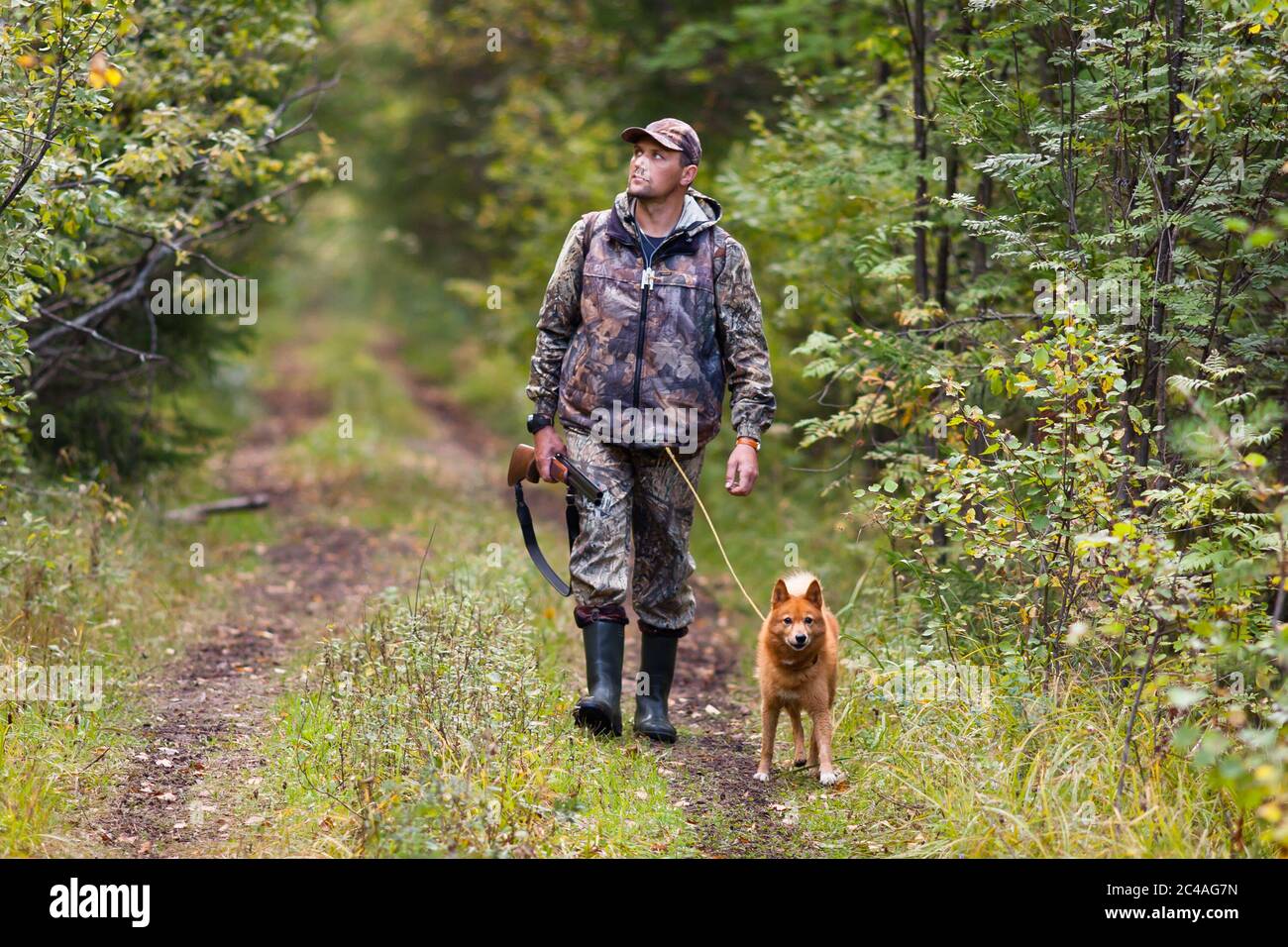 Jäger mit Hund im Wald Stockfoto