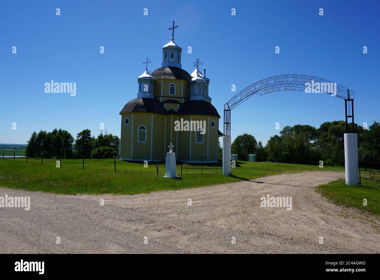 Historische Gebäude im Norden Albertas auf Vertrag 6, Land der Cree, einschließlich der Kirche auf einem Hügel in der Nähe von Willington Alberta Stockfoto