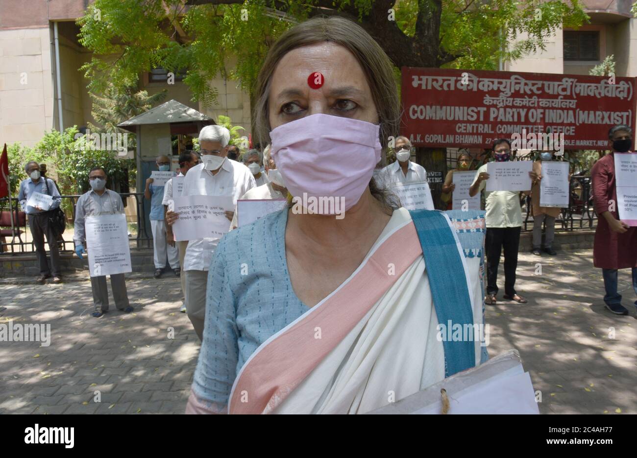 Mitglied des Politbüros Brinda Carat von der Kommunistischen Partei Indiens - Marxist während eines Protestes vor dem Parteihauptsitz in Neu Delhi, Indien, am Dienstag Ju Stockfoto