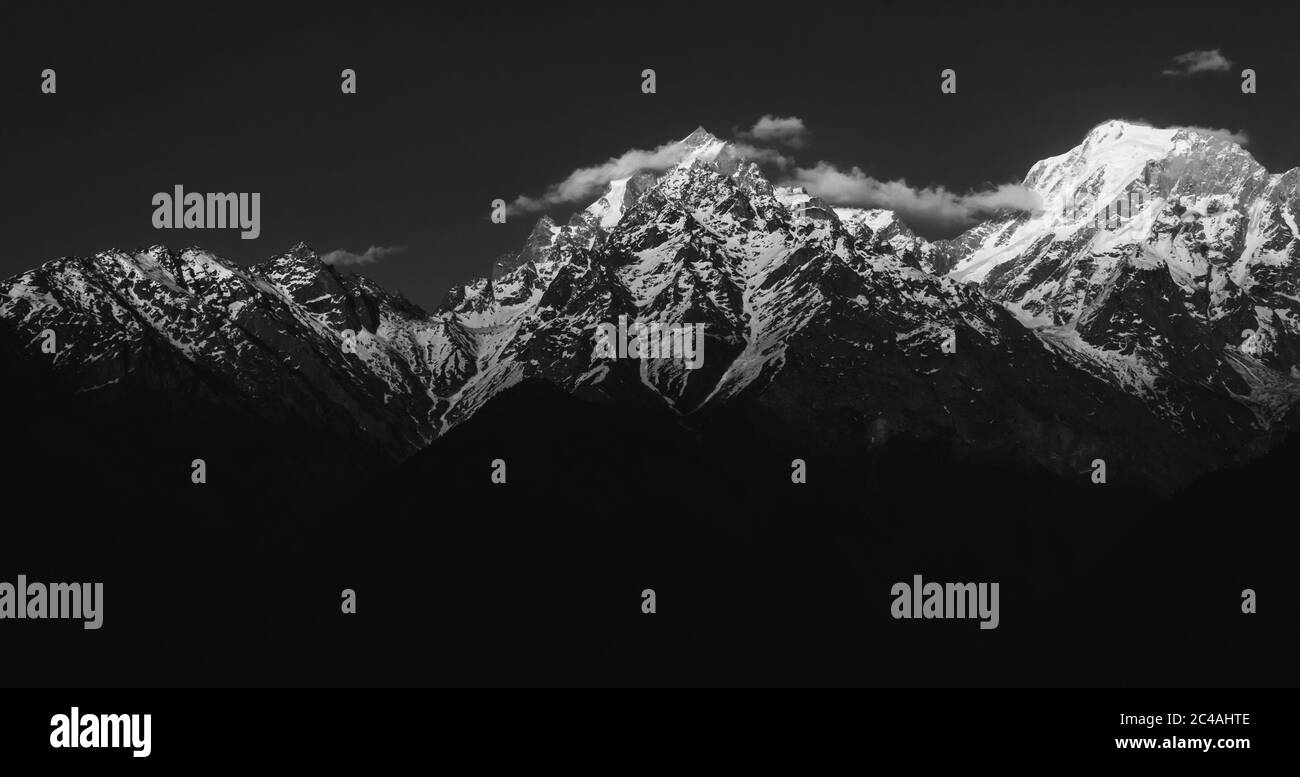 Eine schwarz-weiße Landschaft der Kinner Kailash Range, die vom Dorf Kalpa in Kinnaur im indischen Himalaya aus gesehen wird. Stockfoto