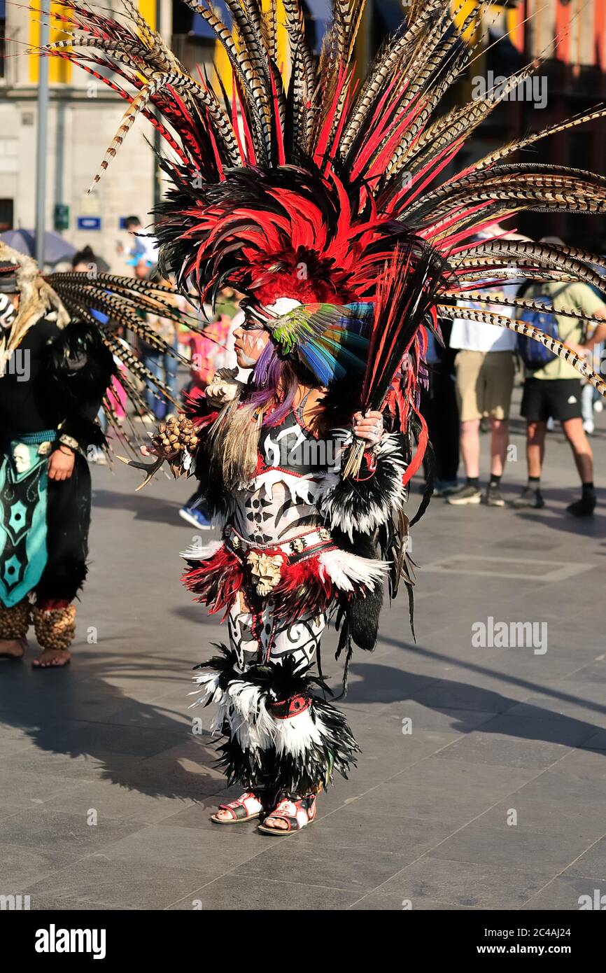 MEXIKO, MEXIKO – 1. DEZEMBER: Schamane in der Hauptstadt von Mexiko, mit traditionellen aztekischen Tänzen, am 1. Dezember 2017 Stockfoto