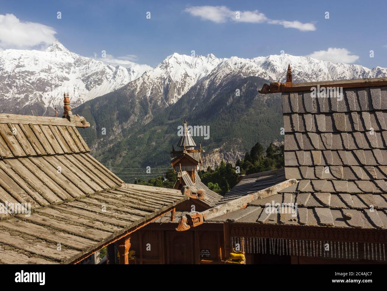 Die schrägen Schiefer Dächer der alten Hindu-Tempel des Himalaya-Dorfes Kalpa. Text in Hindi auf der Holztür listet die Öffnung und Klo Stockfoto