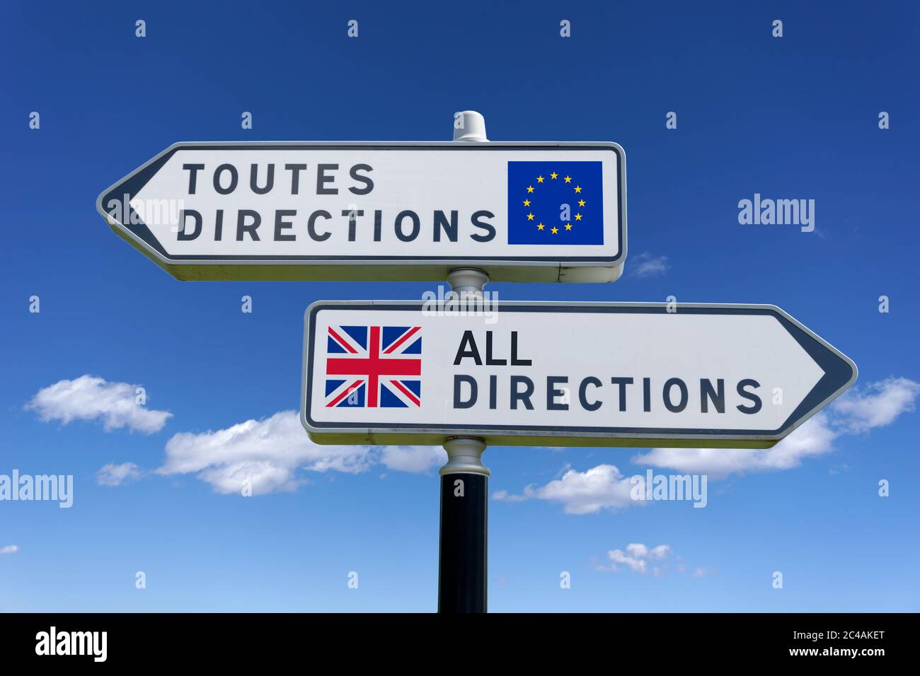 Im französischen Stil Doppel Wegweiser mit gegensätzlichen UK/EU-Zeiger. Stockfoto