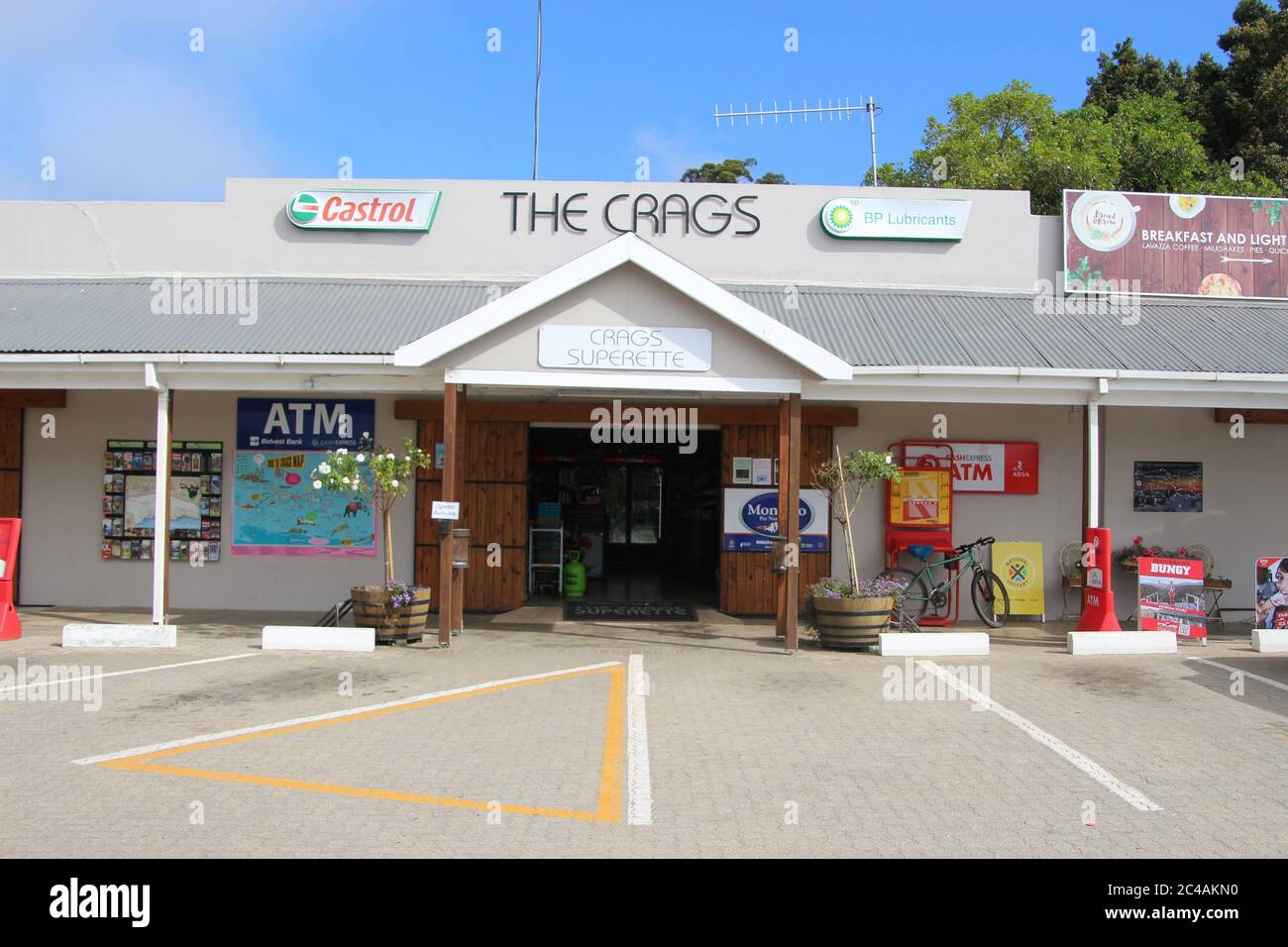 The Crags, Südafrika - 2. März 2020: Supermarkt und Tankstelle auf dem Land. In Der Nähe Von Plettenberg Bay, Garden Route, Südafrika, Afrika. Stockfoto