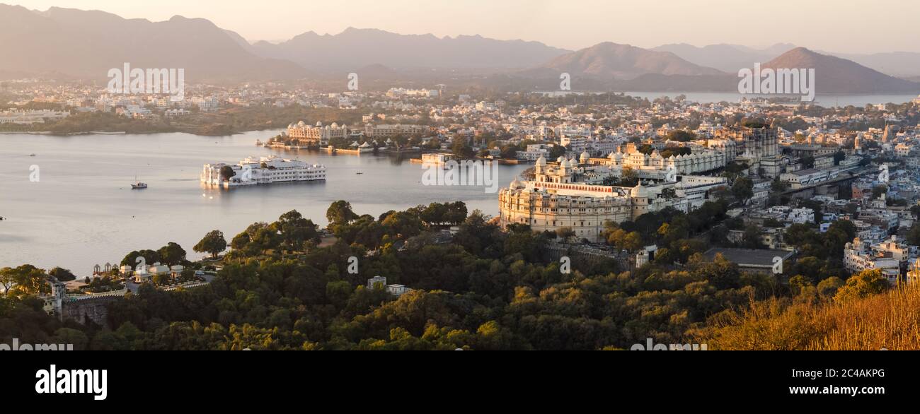 Panoramablick auf City Palace und Lake Pichola bei Sonnenuntergang goldene Stunde Abend aus dem hohen Aussichtspunkt in Udaipur. Rajasthan, Indien Stockfoto