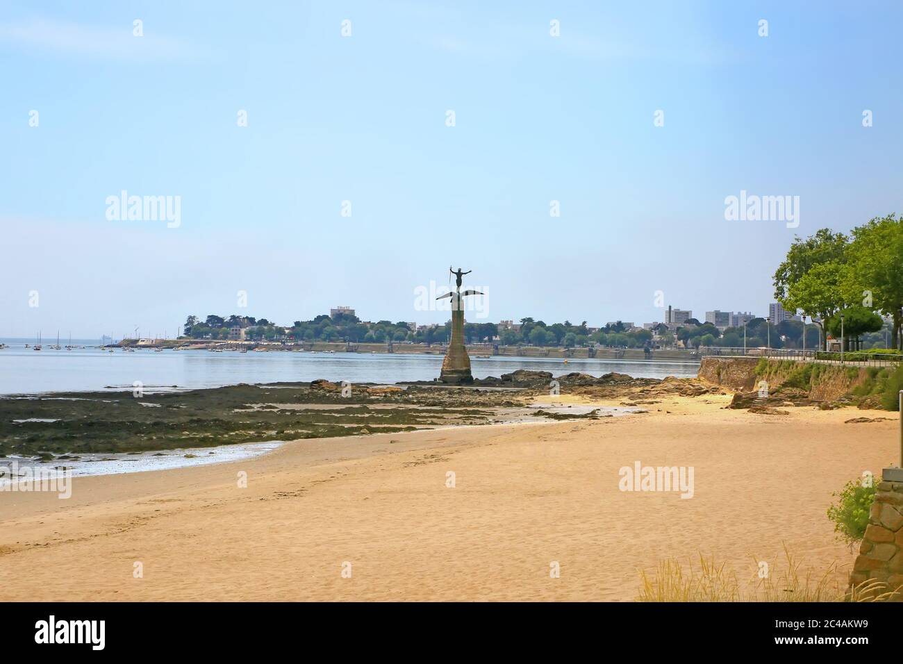Schöner leerer Strand im Zentrum der Stadt mit dem Denkmal für die amerikanische Soilder Statue, bekannt als Sammy, Saint Nazaire, Frankreich. Stockfoto Schöner leerer Strand im Zentrum der Stadt mit dem Denkmal für die amerikanische Soilder Statue, bekannt als Sammy, Saint Nazaire, Frankreich. Stockfoto