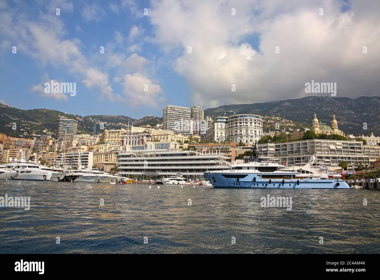 Blick vom Mittelmeer auf das Fürstentum Monaco und Monte Carlo mit dichten Wolkenkratzern, Jachthafen, Yachten, Palast und Casino. Stockfoto