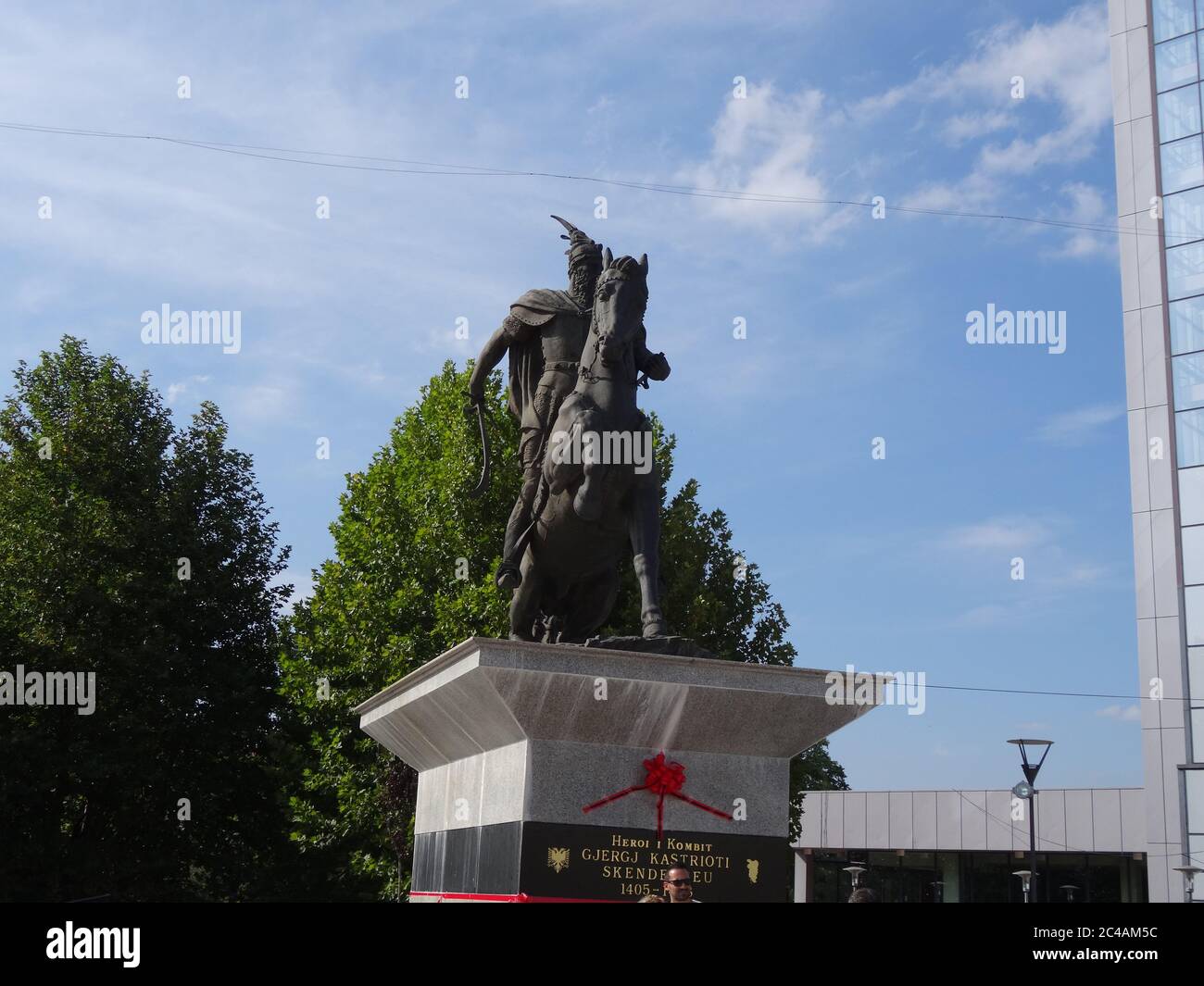 Prishtina ist eine junge und schöne Stadt. Es ist angenehm, hier zu laufen und es ist interessant zu sein, trotz des Konflikts, der vor nicht so langer Zeit aufgetreten ist Stockfoto