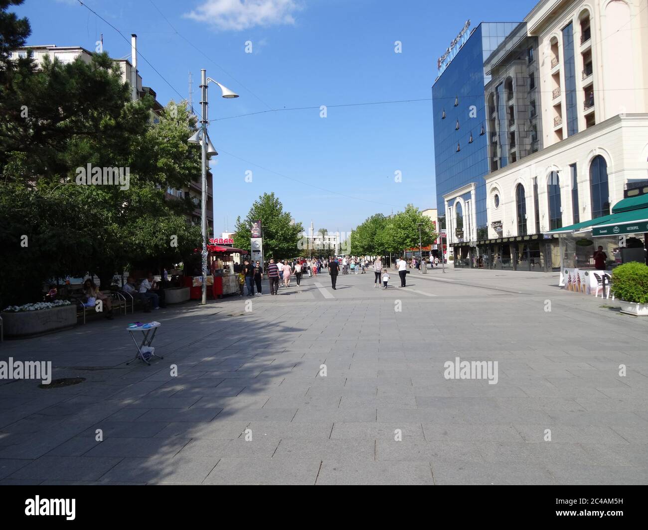 Prishtina ist eine junge und schöne Stadt. Es ist angenehm, hier zu laufen und es ist interessant zu sein, trotz des Konflikts, der vor nicht so langer Zeit aufgetreten ist Stockfoto