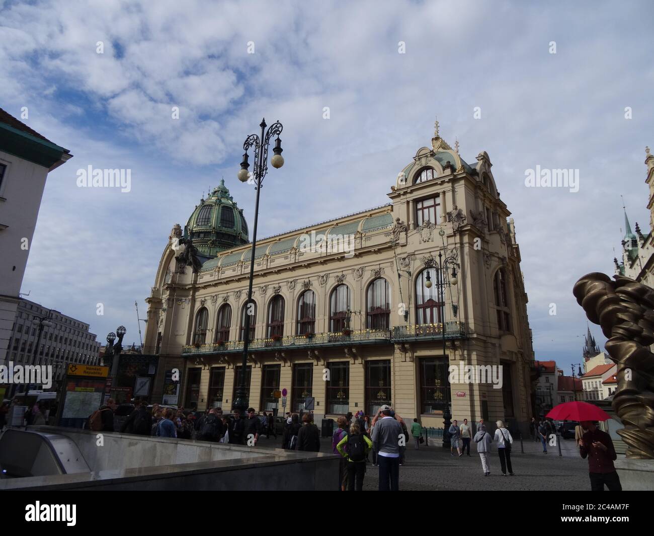 Die Prager Architektur ist weltberühmt. Die wichtigsten Sehenswürdigkeiten und interessante Orte. Tschechische Farbe Stockfoto