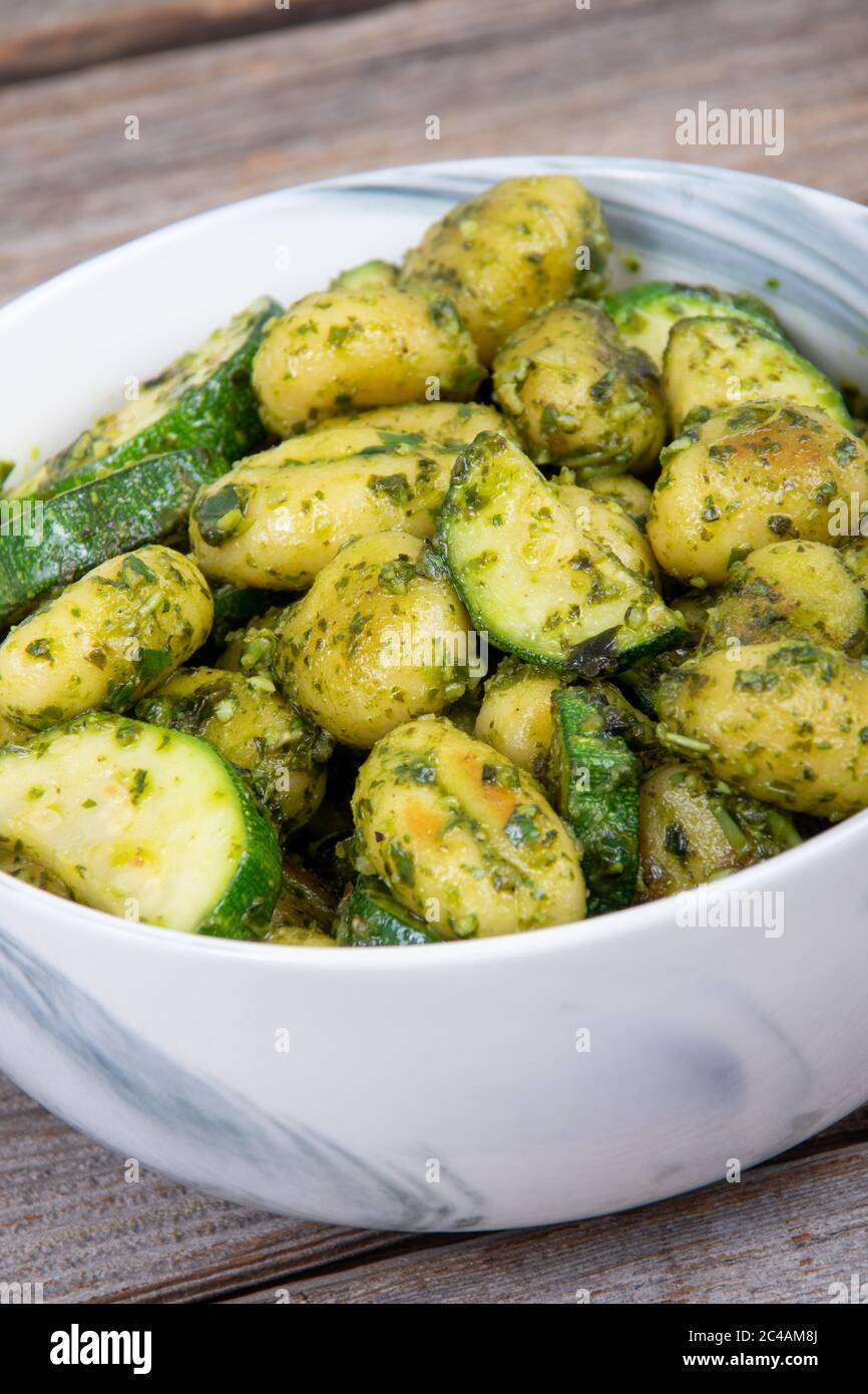Kartoffelgnocchi mit Zucchinis und frisch zubereitetes Basilikum-Pesto ...