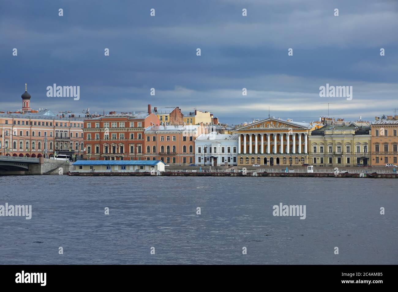 Blick auf den Fluss Neva, der eine der wichtigsten Wasserstraßen der Stadt ist, und historische Gebäude auf der anderen Seite, St. Petersburg, Russland. Stockfoto Blick auf den Fluss Neva, der eine der wichtigsten Wasserstraßen der Stadt ist, und historische Gebäude auf der anderen Seite, St. Petersburg, Russland. Stockfoto
