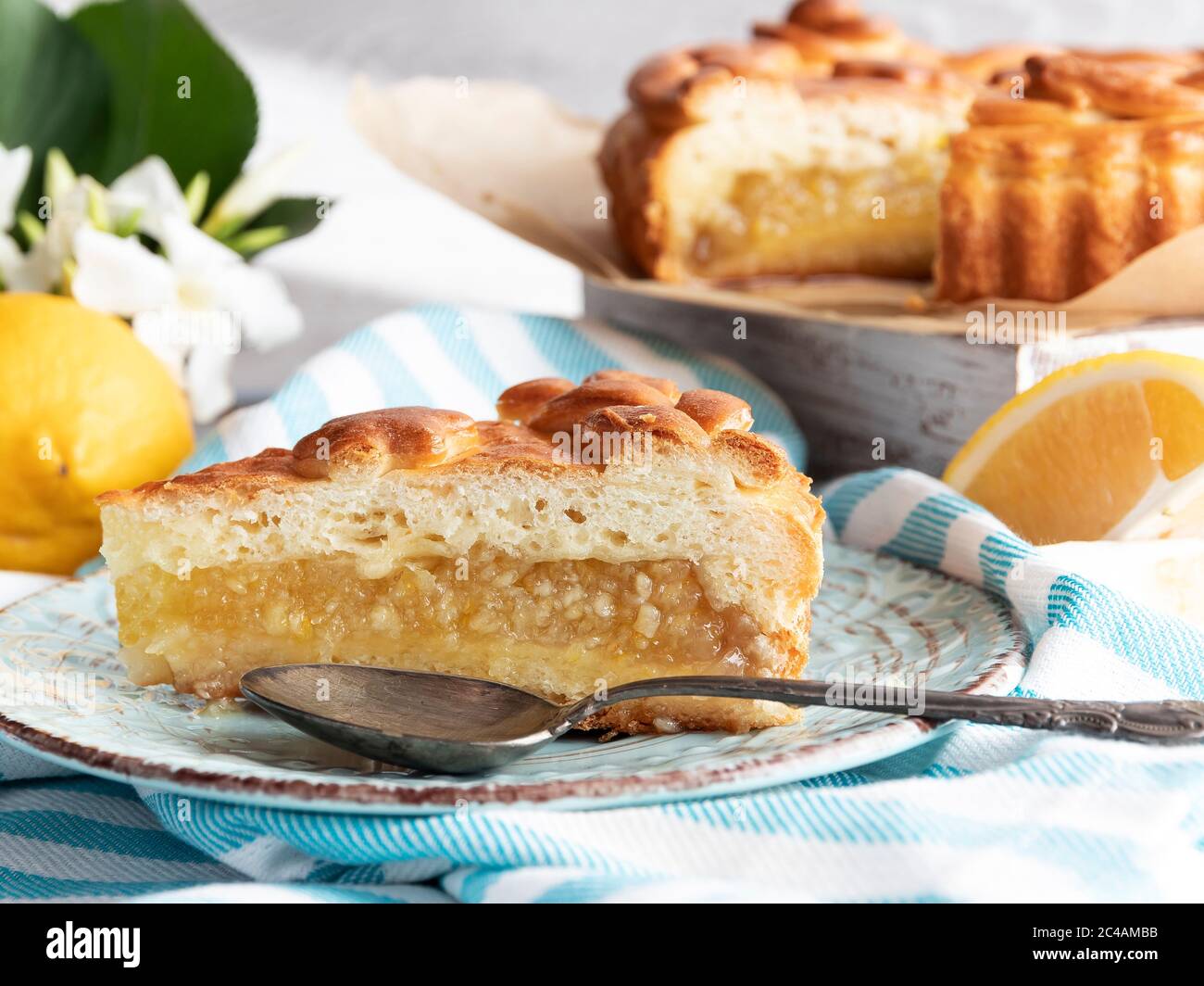 Köstliche hausgemachte Kuchen mit Zitrone Nahaufnahme Stockfoto