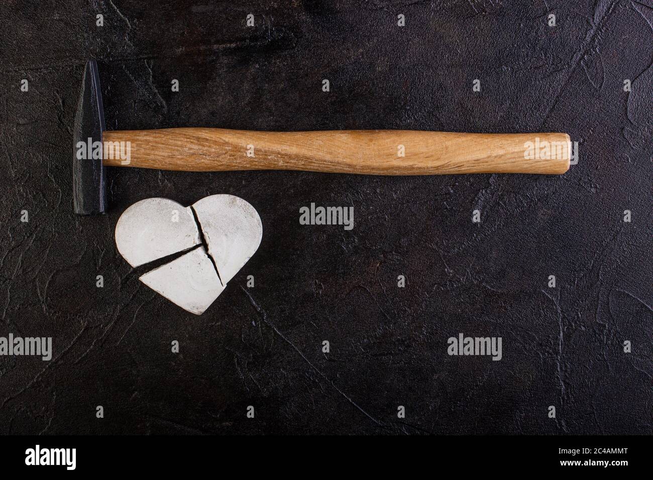Gebrochener Stein Schwefel und Hammer gegen den Beton Stockfoto