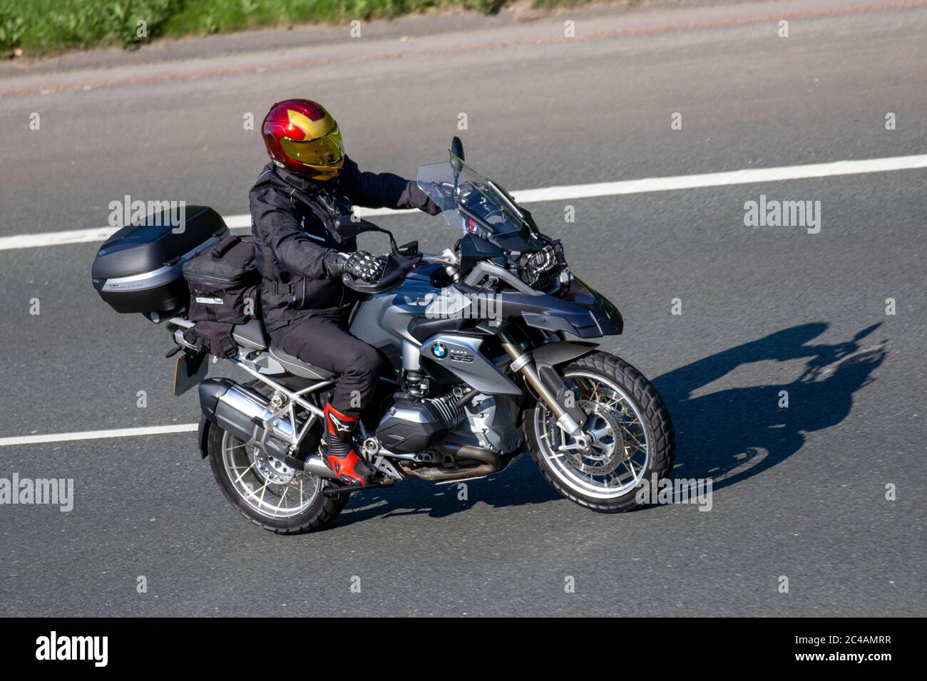 BMW GS Motorrad Fahrer; Zweirad Transport, Motorräder, Fahrzeug, Straßen, Motorräder, Motorrad Fahrer motoring in Chorley, Großbritannien Stockfoto