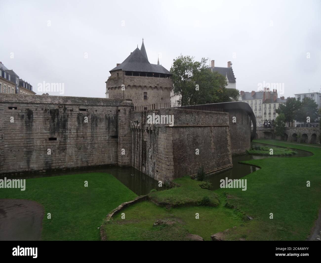 Alte Architektur und helles Grün der Loire-Atlantique Region, Bretagne. Französisch Nantes ist erstaunlich Stockfoto