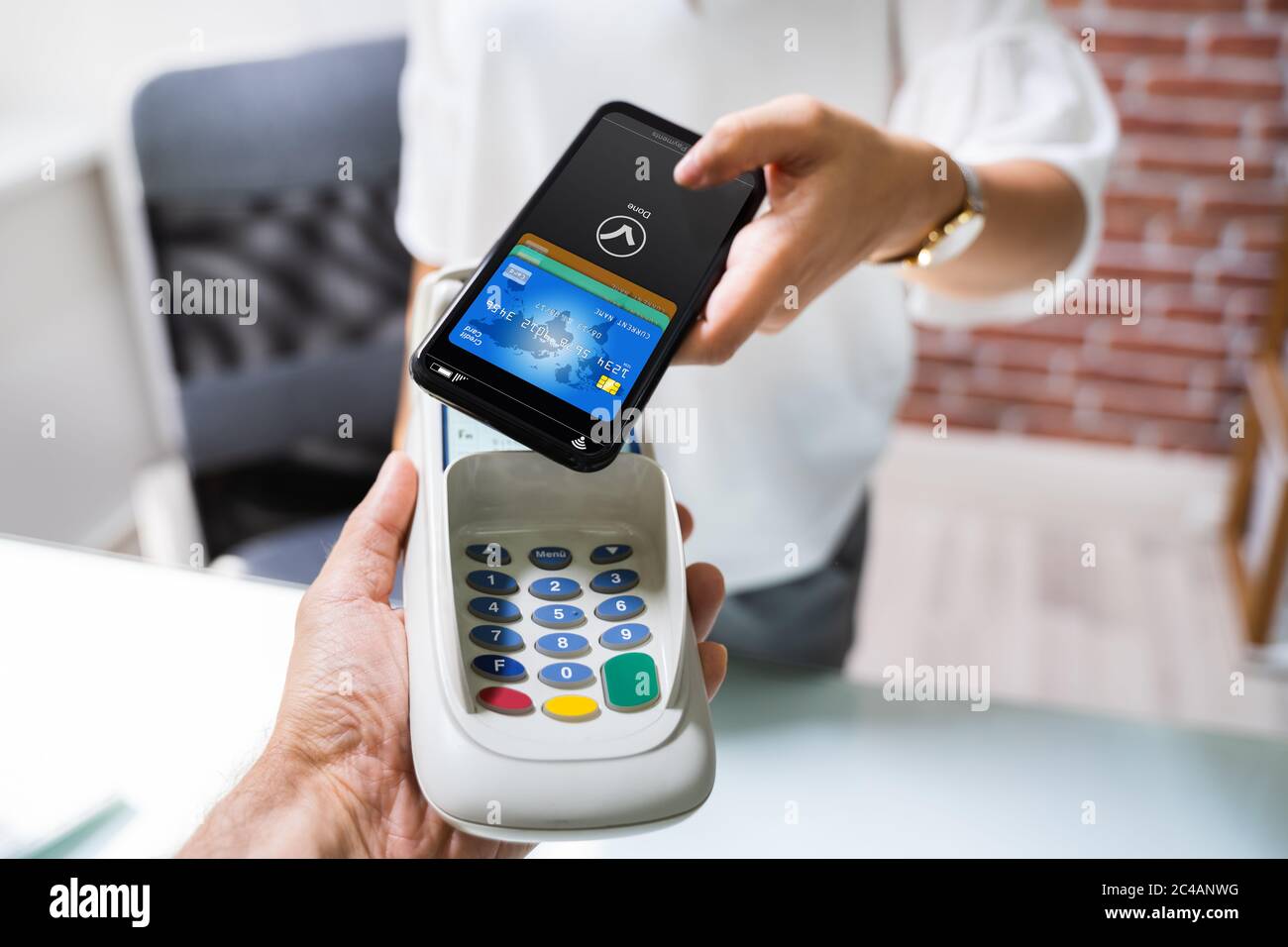 Bezahlen mit Mobiltelefon an Kasse mit NFC-Technologie Stockfoto