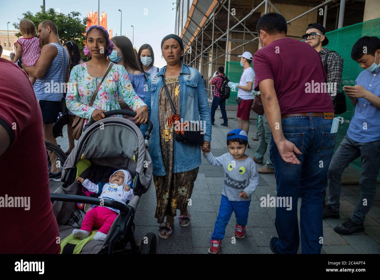 Moskau, Russland. 24. Juni 2020 EINE Gruppe von Zigeunern gehen an einem Gebäude im Umbau in der Innenstadt von Moskau, Russland, vorbei, Stockfoto