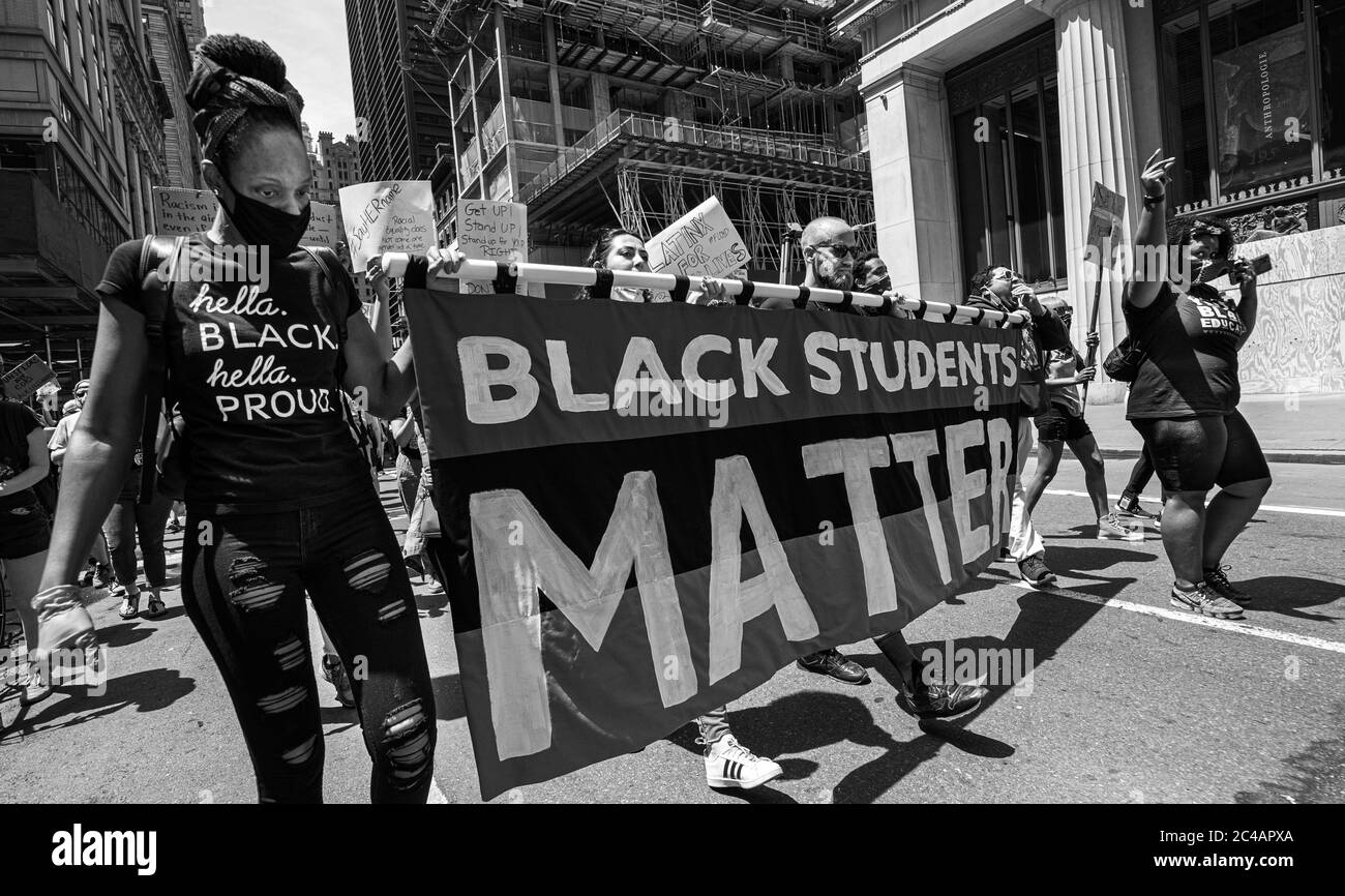 Manhattan, New York, USA - 6. Juni 2020: Junge Frauen marschieren aus Protest gegen die Ermordung von George Floyd durch einen Polizisten. Stockfoto