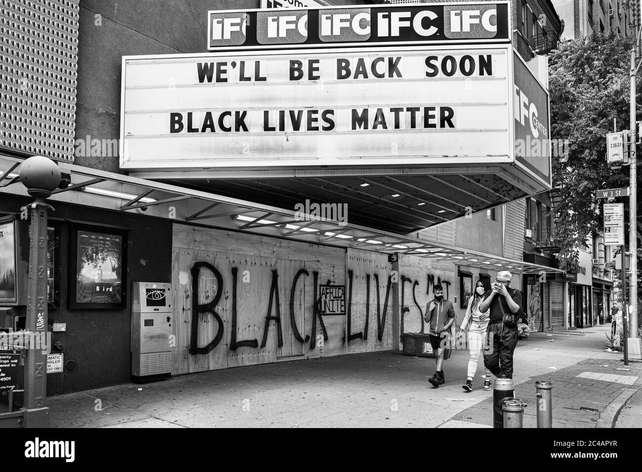 Manhattan, New York, USA - 7. Juni 2020: "Black Lives Matter" Slogan auf IFC-Center-Plakatwand und Sperrholz am Eingang platziert, um Aufruhr zu verhindern Stockfoto