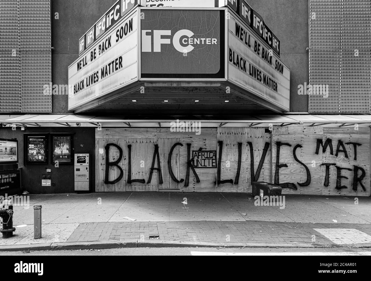 Manhattan, New York, USA - 7. Juni 2020: "Black Lives Matter" Slogan auf IFC-Center-Plakatwand und Sperrholz am Eingang platziert, um Aufruhr zu verhindern Stockfoto