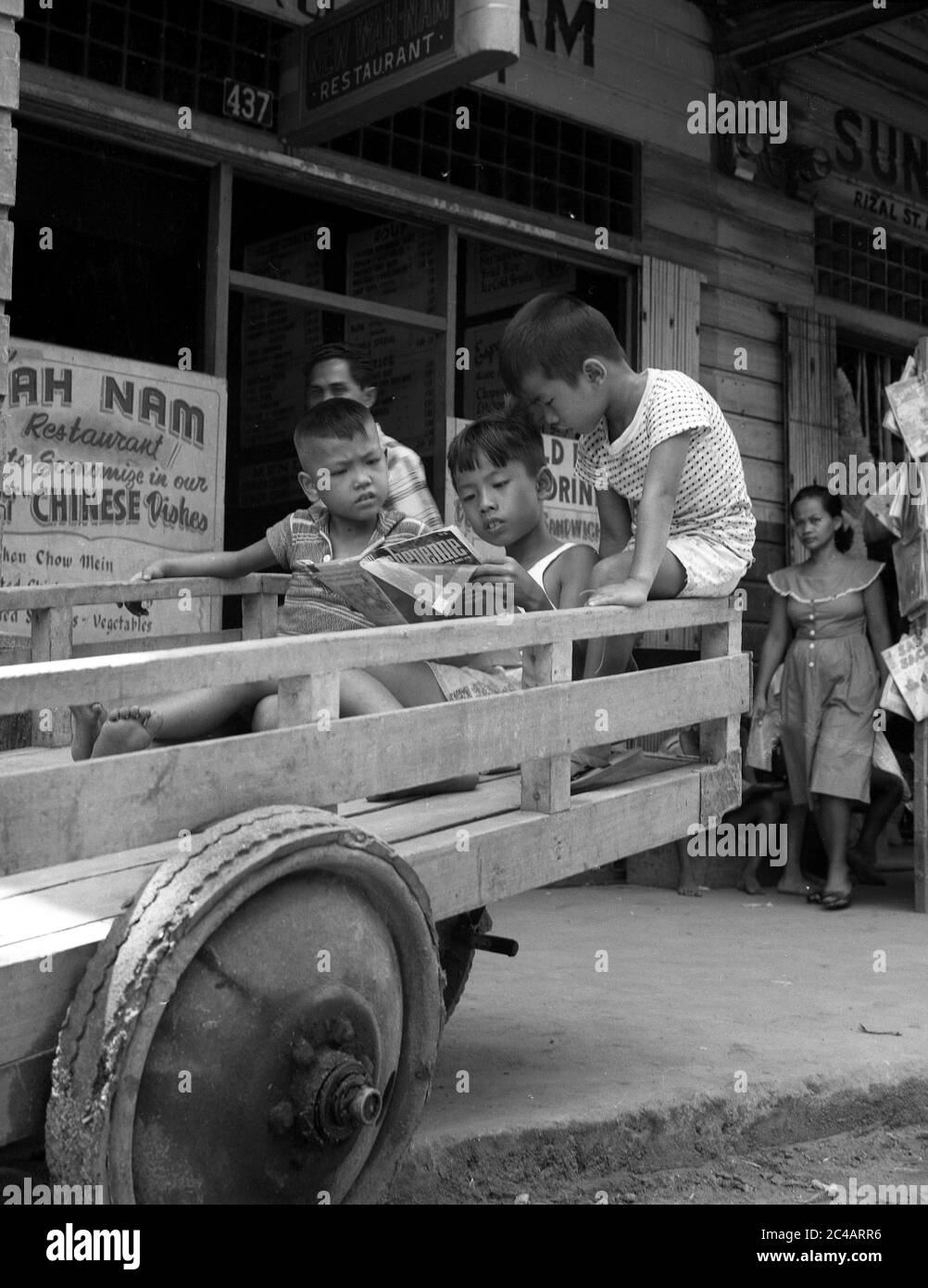 Junge Jungen lesen Cheyenne Comic Buch 1959 Street Scene , Philippinen Stockfoto