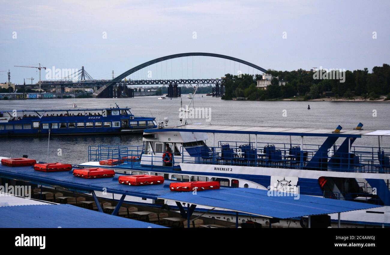 Kiew, Ukraine - 20. Juni 2020: Panorama von Kiew, Ukraine. Fluss Dnipro, Podilsko-Woskresensky Brücke und Hafen Kiew Stockfoto