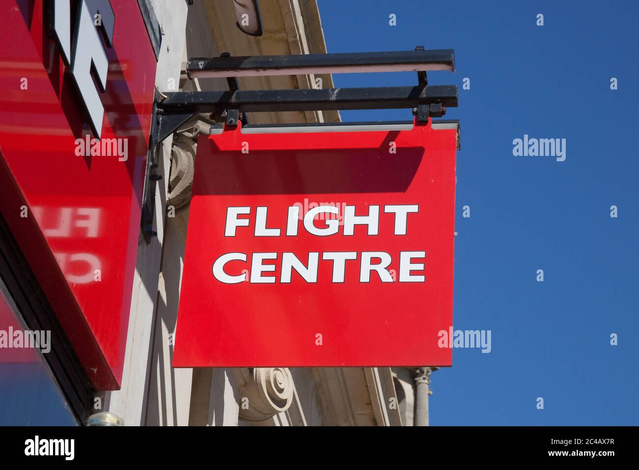 Das Flight Center Schild hängt über dem Reisebüro in Großbritannien Stockfoto
