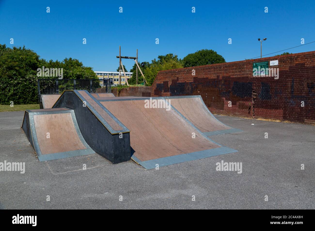 Skaterampen in einem lokalen Park für Skateboarding ohne Menschen, die sie verwenden Stockfoto