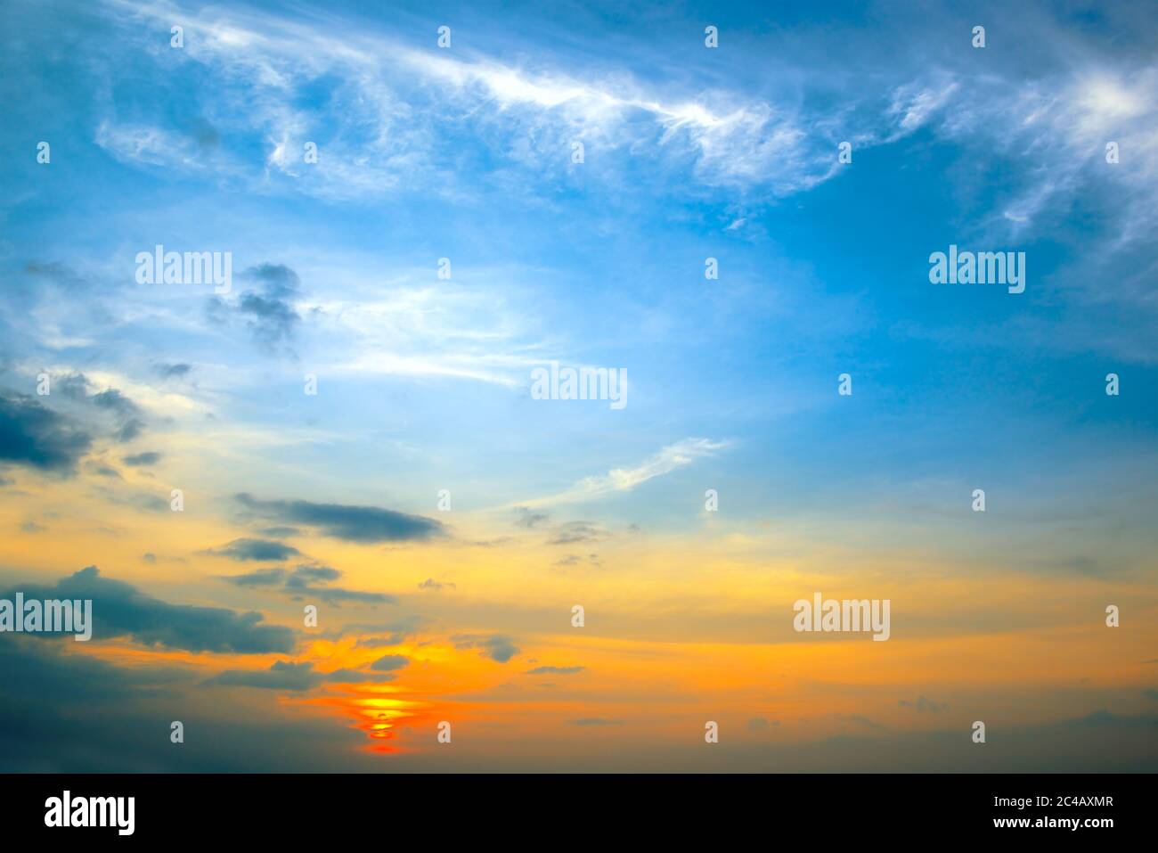 Panorama-Foto Frühling Sonnenuntergang mit blauen Himmel, weißen Wolken und roter Sonne. Stockfoto