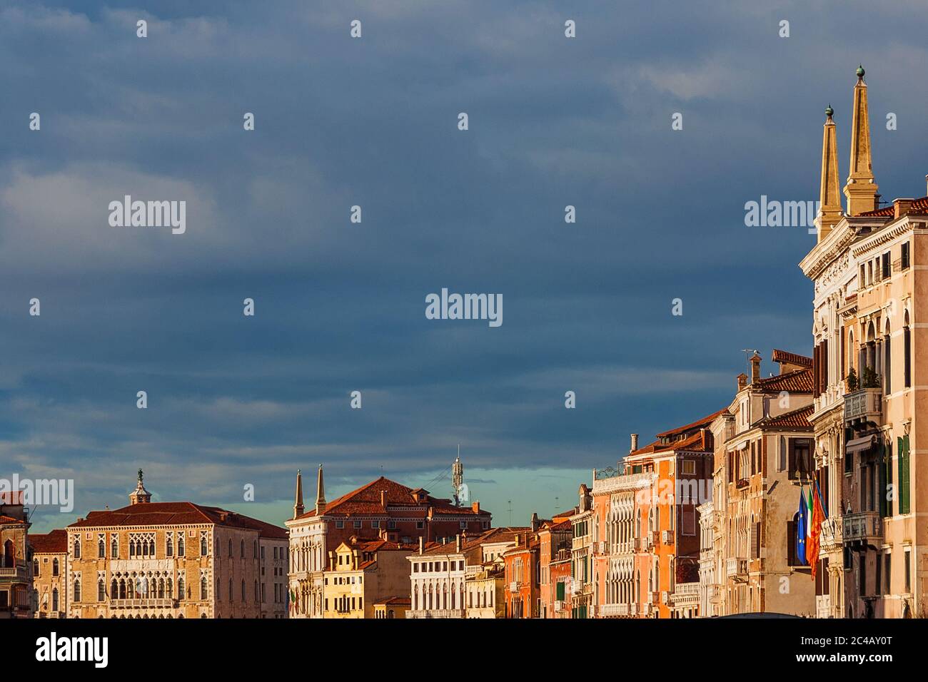 Stürmische Wolken über dem Canal Grande in Venedig (mit Kopierraum) Stockfoto