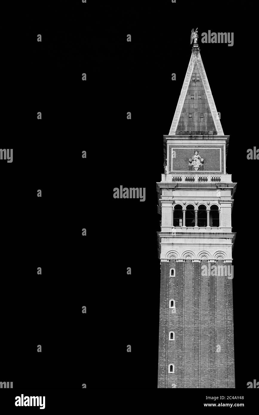 St. Markus Glockenturm im Zentrum von Venedig mit goldener Engelsstatue an der Spitze (Schwarz und Weiß mit Kopierraum) Stockfoto