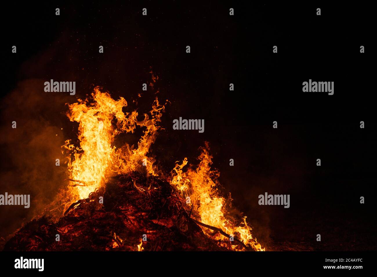 Großes Lagerfeuer in der Nacht. Stockfoto
