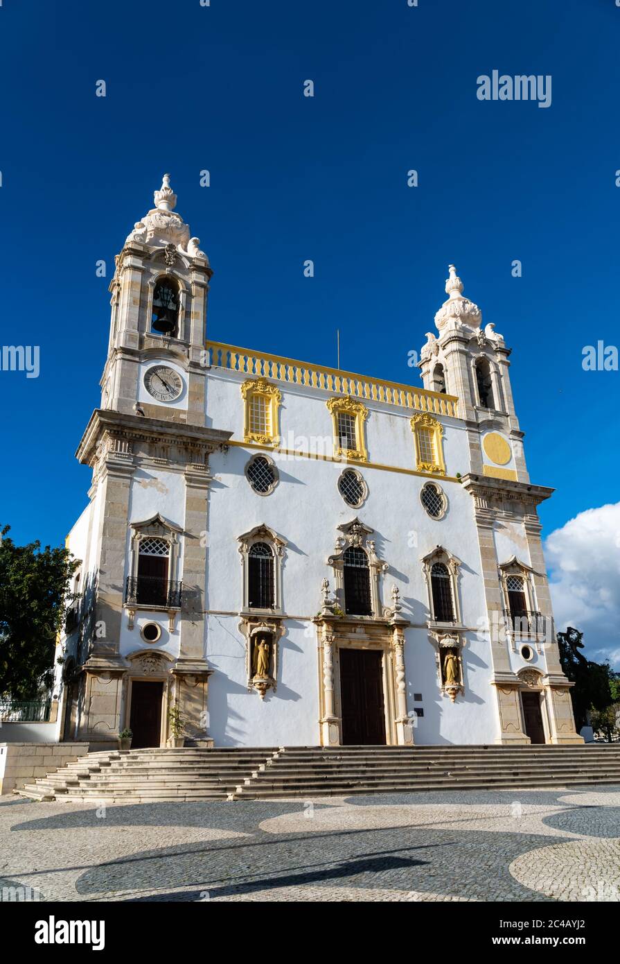 Carmo Kirche (Igreja do Carmo) in Faro, Portugal mit seiner berühmten Kapelle von Knochen in warmem Sonnenlicht - schräge Seitenansicht, vertikale Ausrichtung Stockfoto