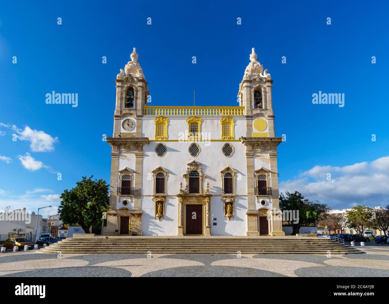 Carmo Kirche (Igreja do Carmo) in Faro, Portugal mit seiner berühmten Kapelle von Knochen in warmem Sonnenlicht - frontale Perspektive, Landschaftsorientierung Stockfoto