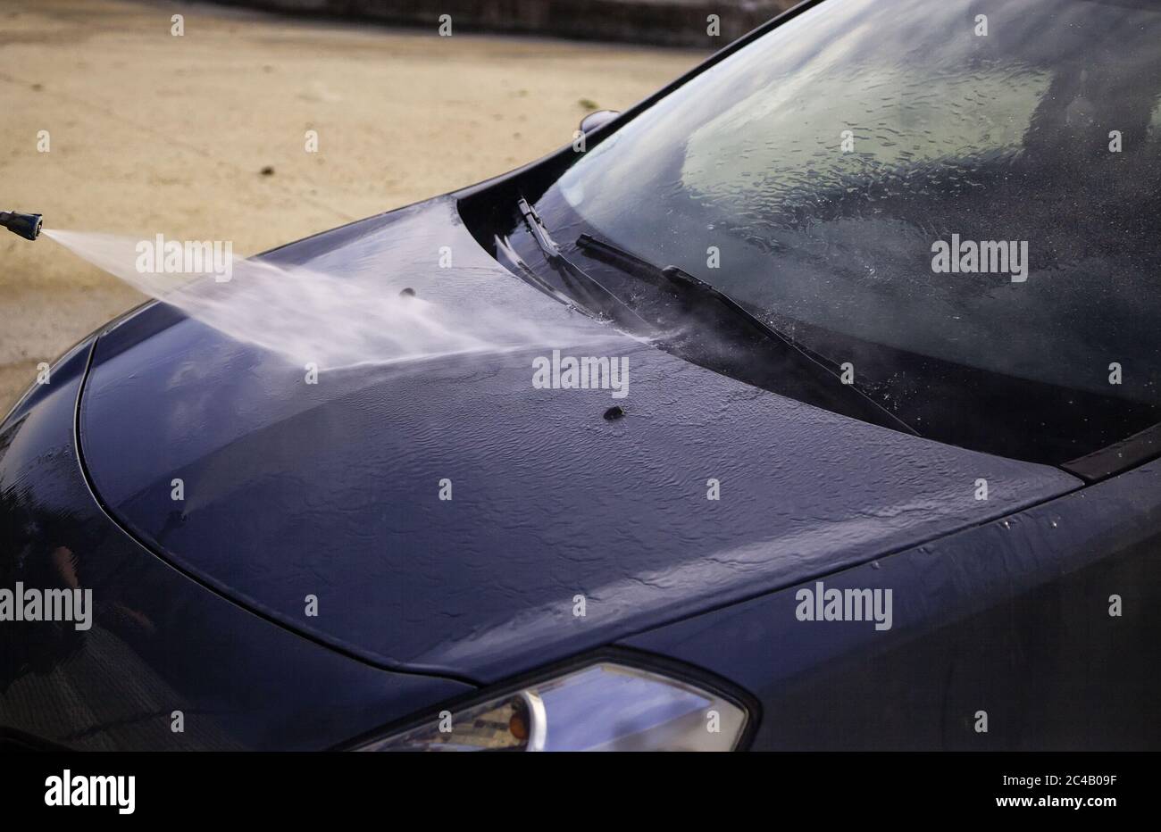 Waschen eines Autos mit Druckwasser, Detail der Reinigung und Pflege, Wartung Stockfoto