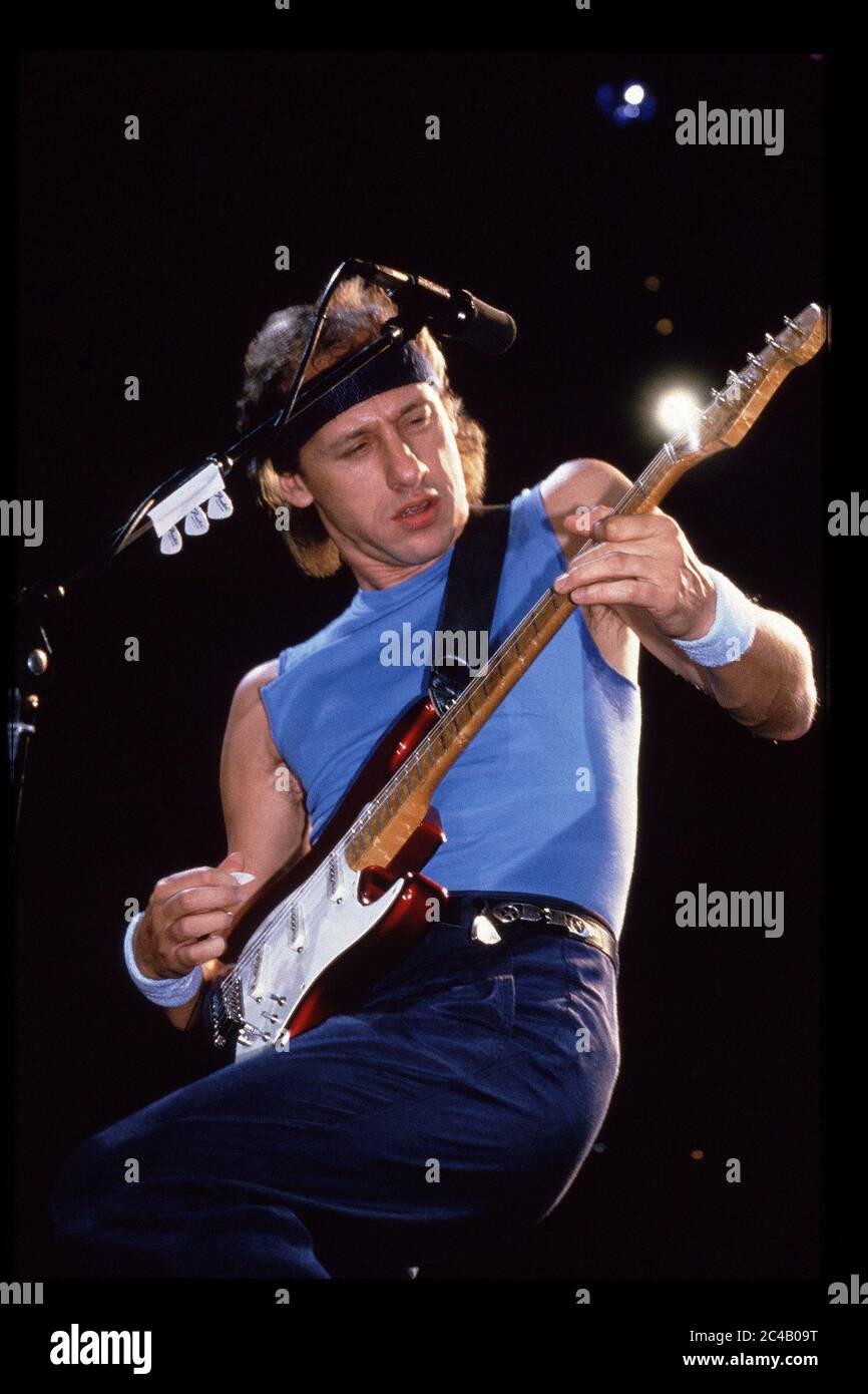 Mark Knopfler von Dire Straits in Konzert in der Wembley Arena, London 1985 Stockfoto