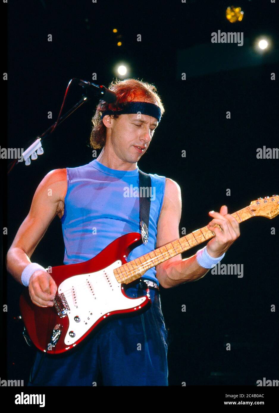 Mark Knopfler von Dire Straits in Konzert in der Wembley Arena, London 1985 Stockfoto