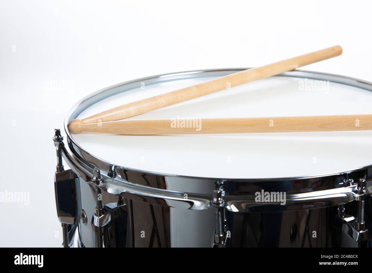 Eine Snare Trommel mit Drumsticks auf weißem Hintergrund Stockfoto
