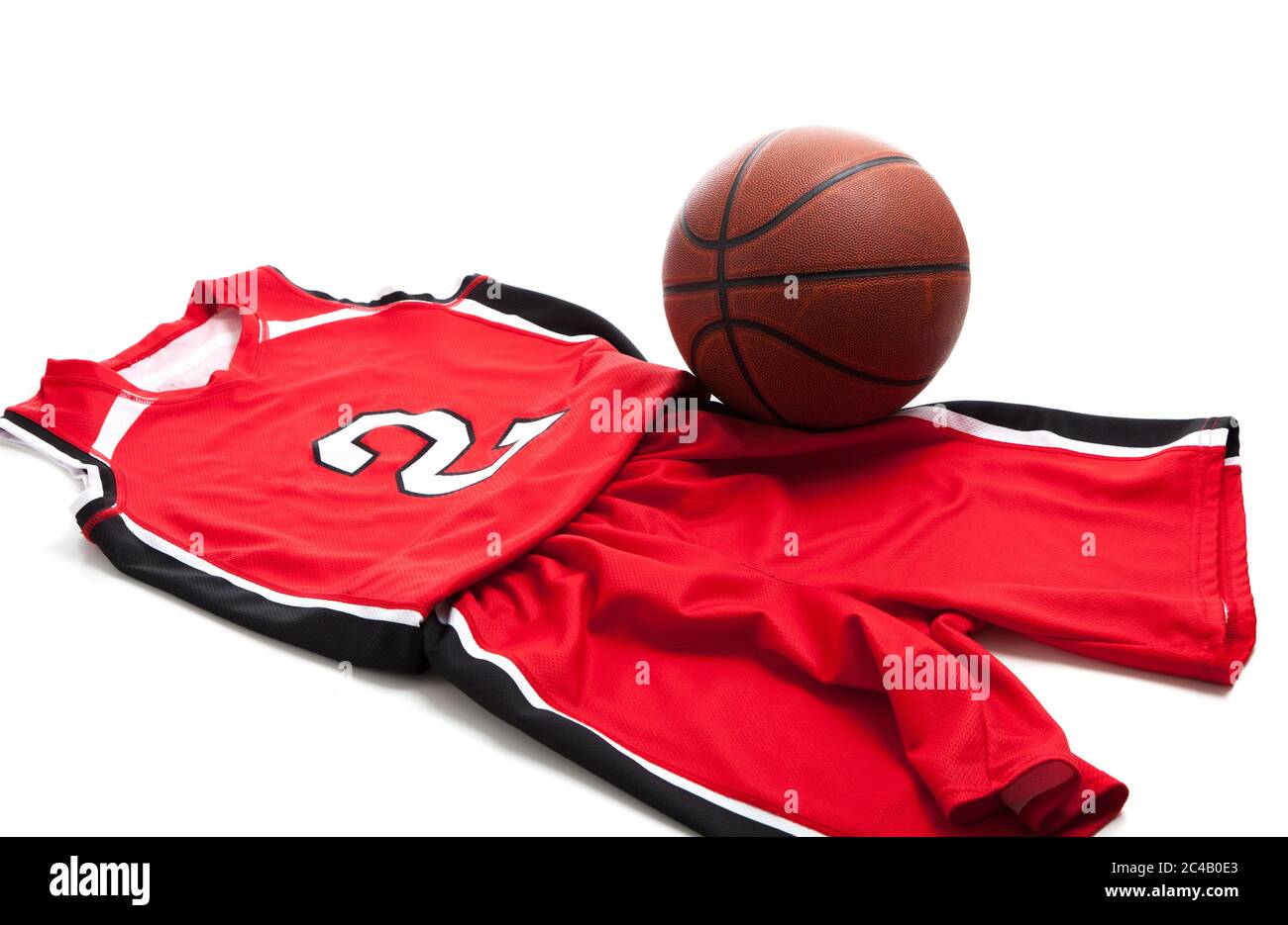 Rote Basketball-Uniform auf weißem Hintergrund mit Lederball Stockfoto