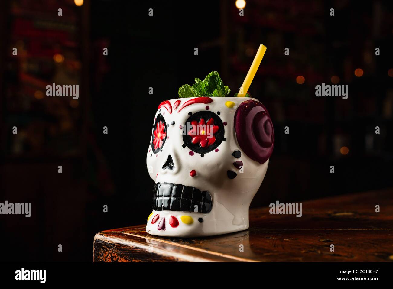 Ein erfrischender Cocktail in einem Tiki-mexikanischen Stil-Scull-Glas mit einem Öko-Stroh aus Spaghetti Stockfoto