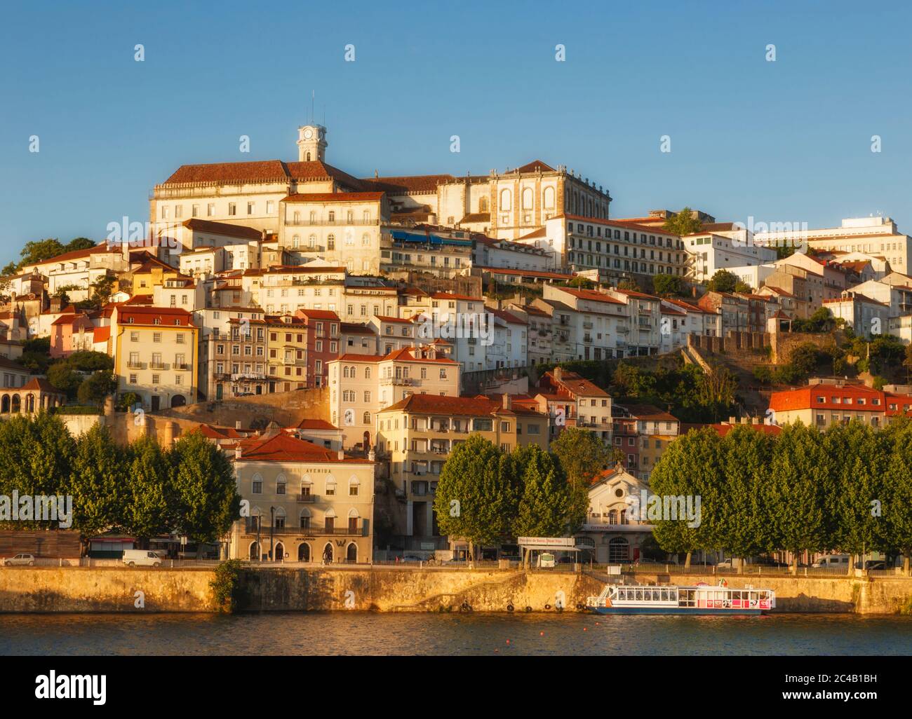 Coimbra, Portugal gesehen über den Mondego Fluss. Stockfoto